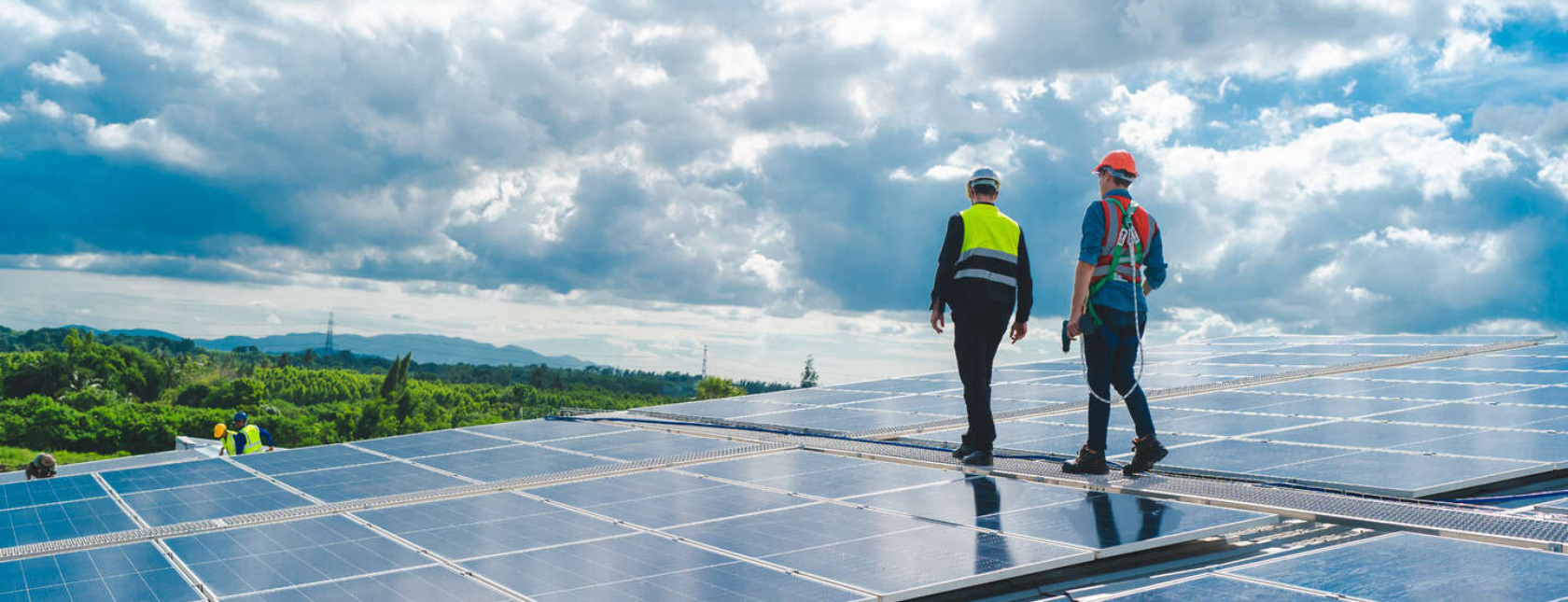personas que caminan sobre paneles solares