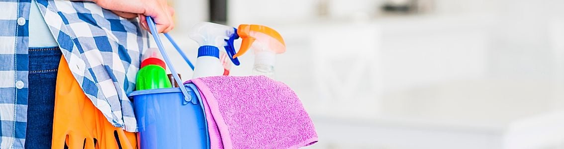 cubo con productos de limpieza