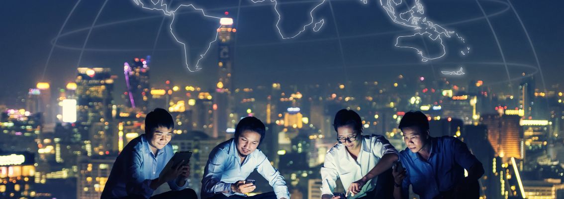 Grupo de negocios en traje informal usando smartphone, tablet y portátil