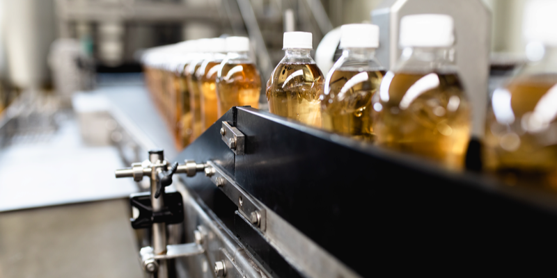 botellas de vidrio en la cinta transportadora de la fábrica