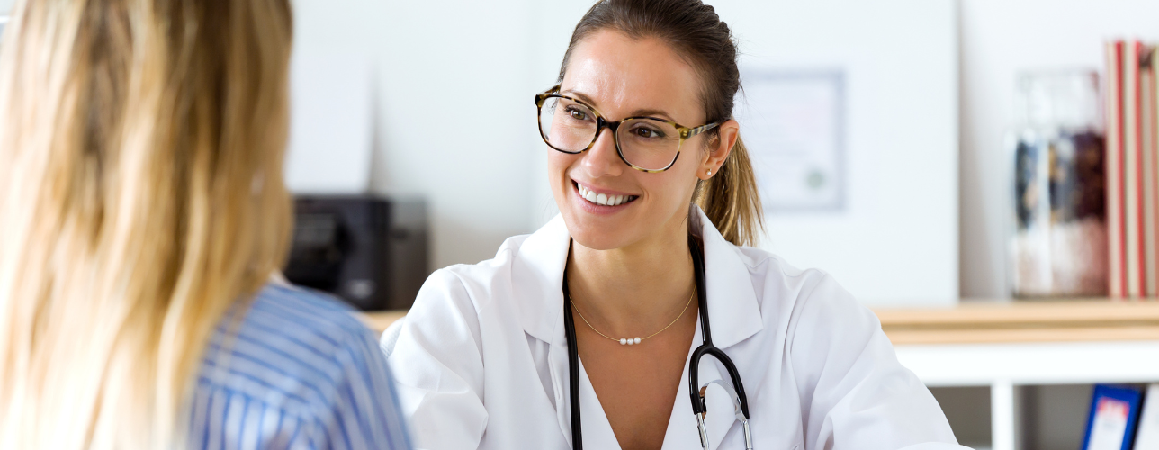 Doctora en la consulta con el paciente