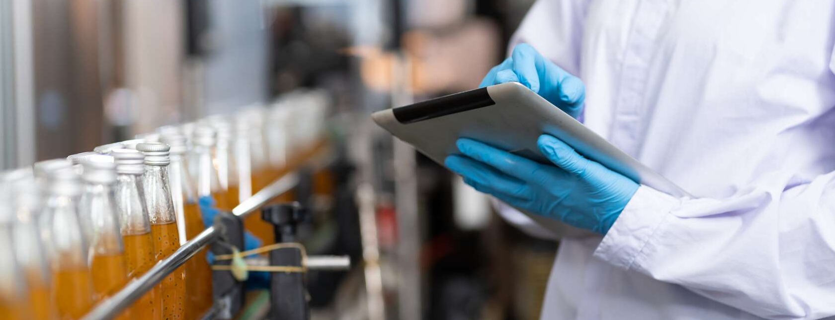 persona que trabaja en la línea de producción