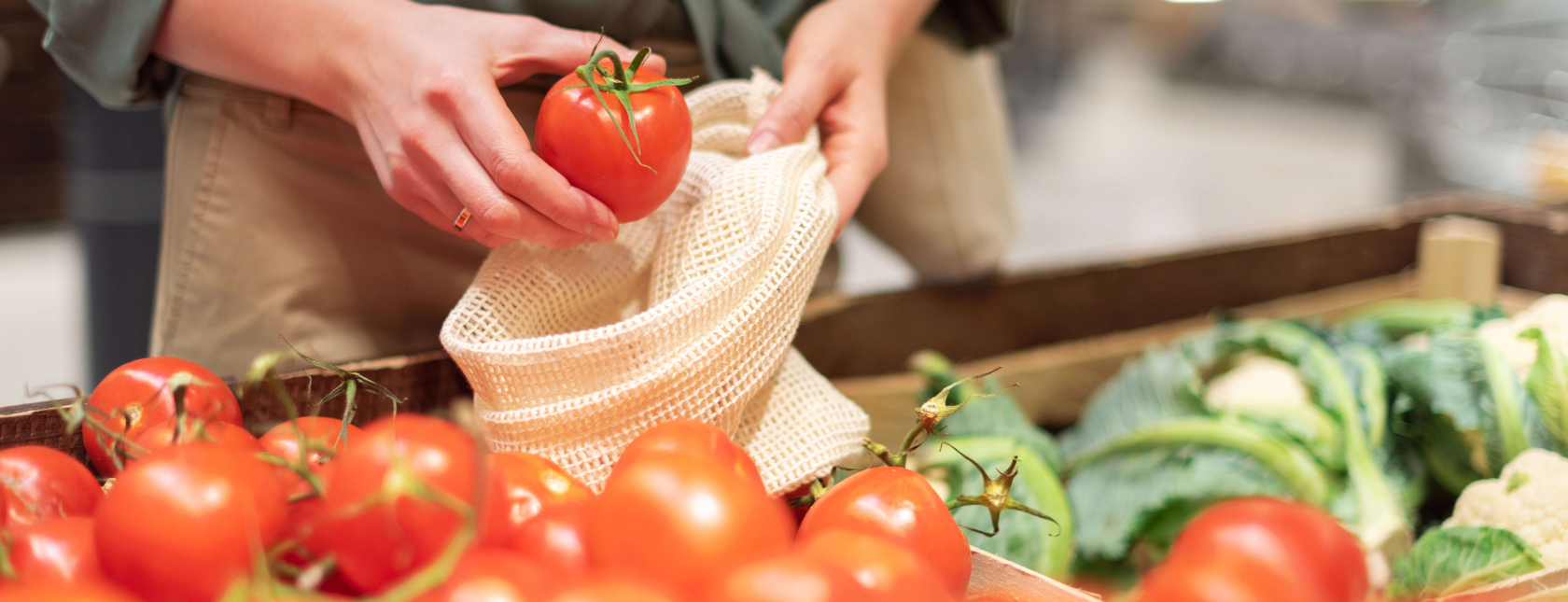 persona que compra tomates