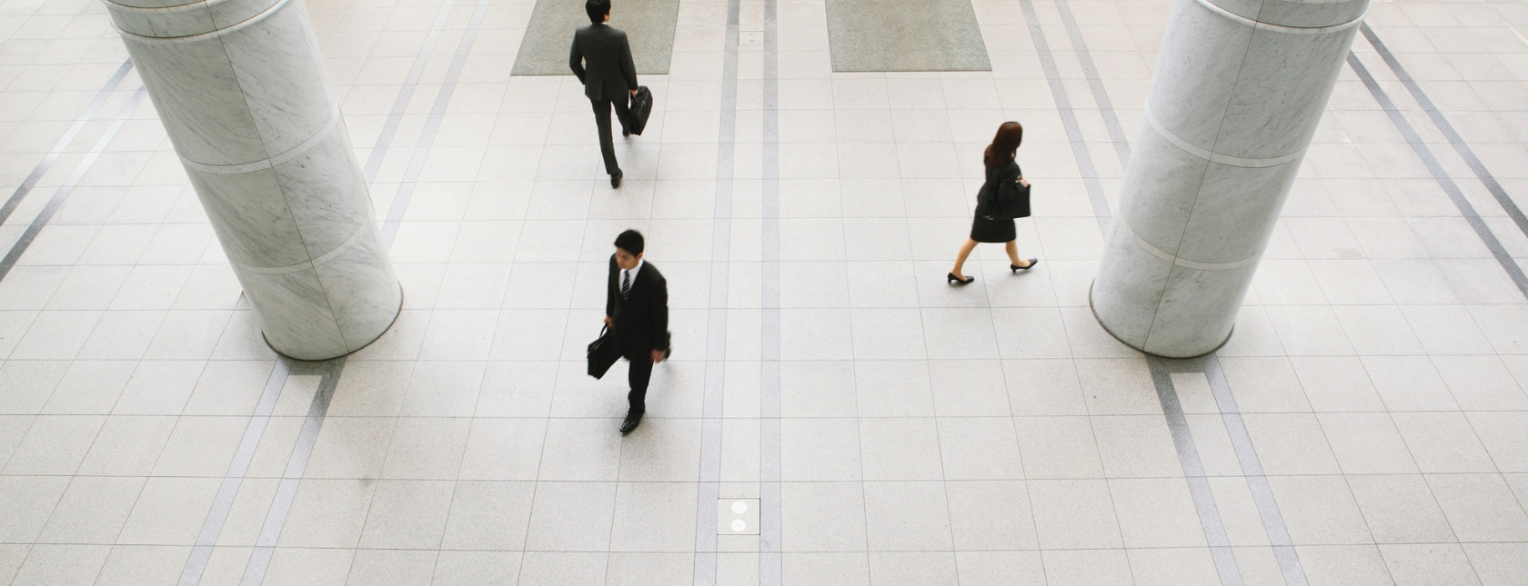 PPersonas mudándose a un edificio de oficinas.