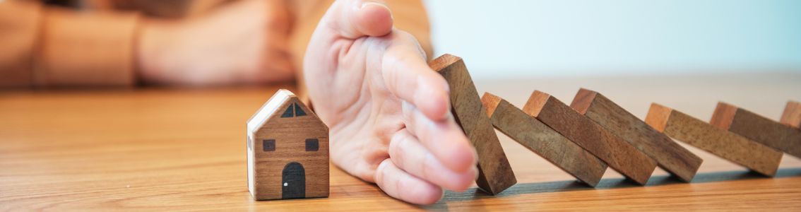 Mano de mujer deteniendo el riesgo