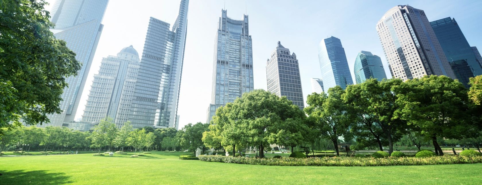 Edificios modernos de cristal y zonas verdes