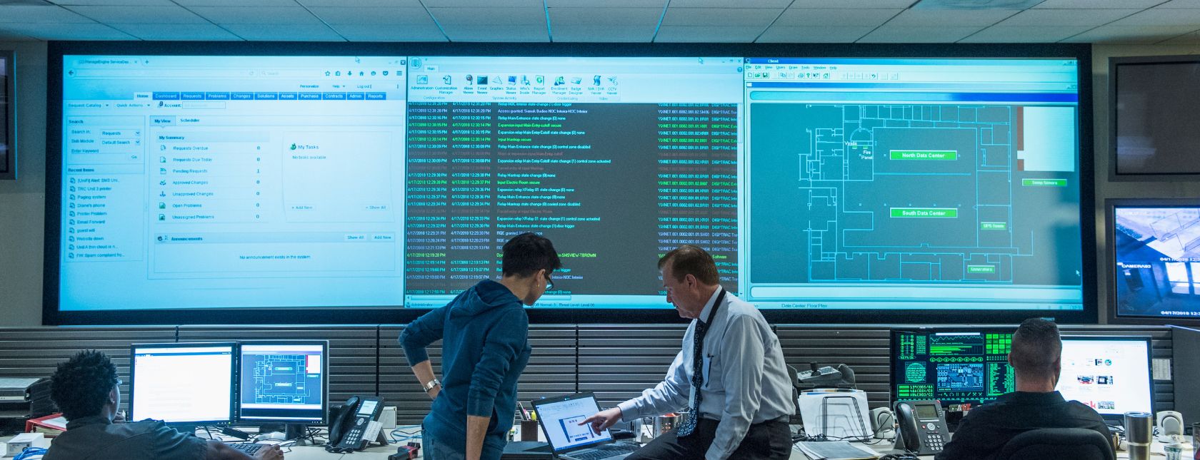 Compañeros de trabajo colaborando en la sala de control de servidores