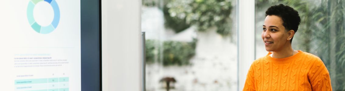 Auditor ISO impartiendo formación con un ordenador portátil