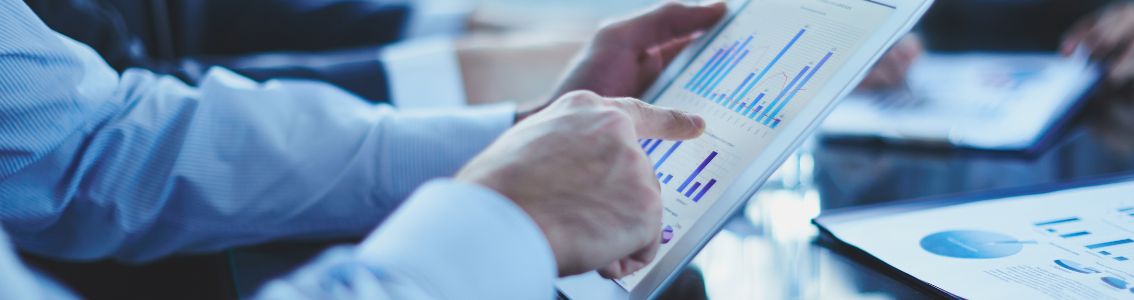 Mano que señala un documento en el que se evalúan los riesgos empresariales